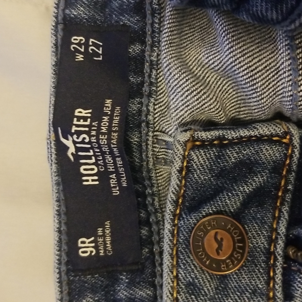 HOLLISTER ULTRA HIGH RISE MOM JEANS - Picture 2 of 3